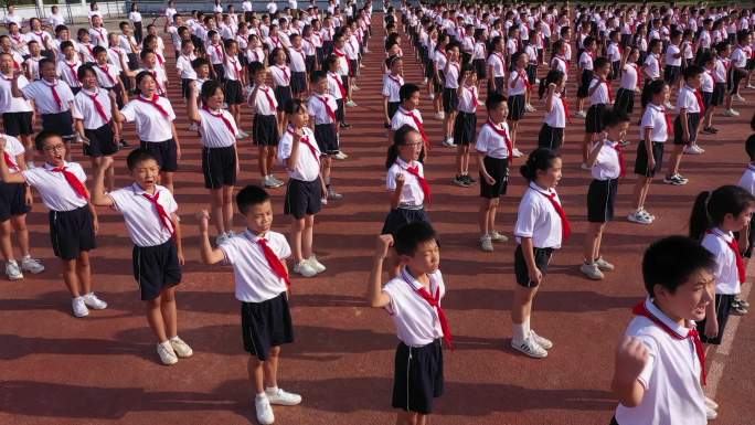 小学校园航拍操场学生课间操