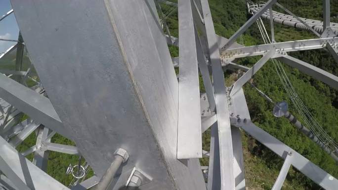 电网特高压工人高空检修爬铁塔第一视角