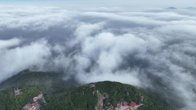 山峰云雾缭绕云海航拍雨后山上雾气森林风景