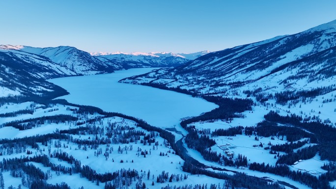 航拍冬季新疆喀纳斯冰天雪地冰封湖泊河流