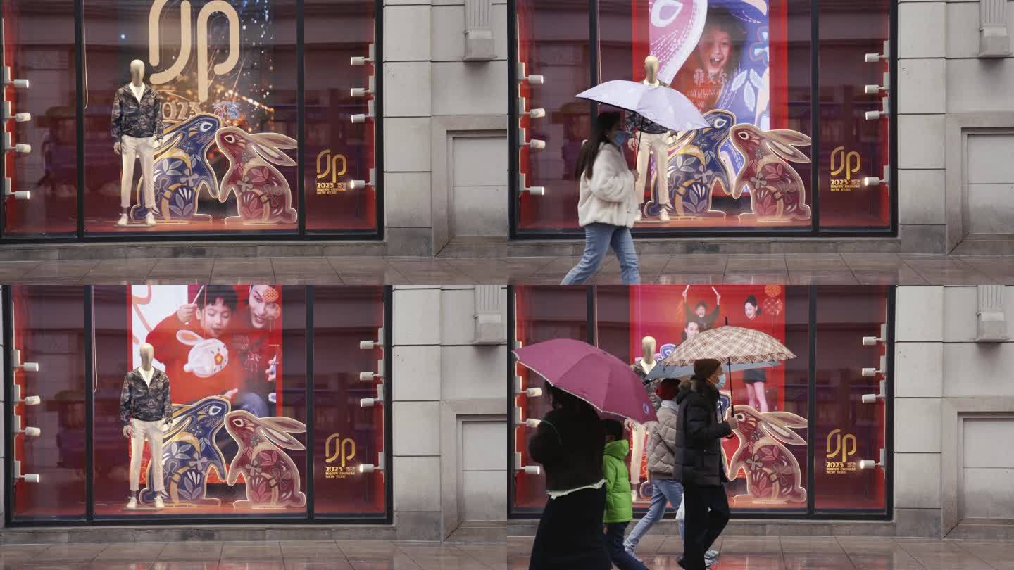 上海南京路下雨天雕像雨中行人