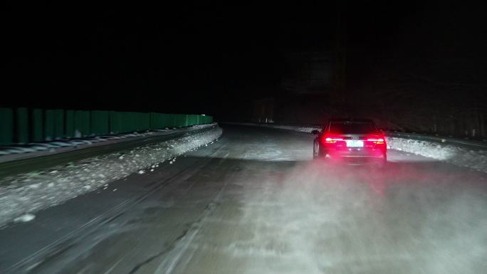 雪天夜晚高速公路开车