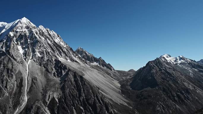 川西蓝天下的雅拉雪山