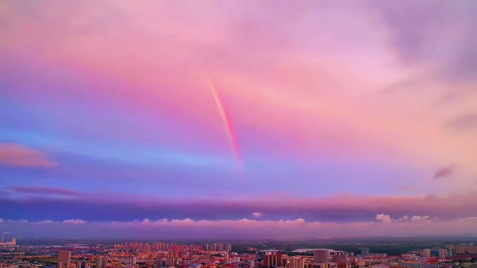 航拍城市上空的彩虹