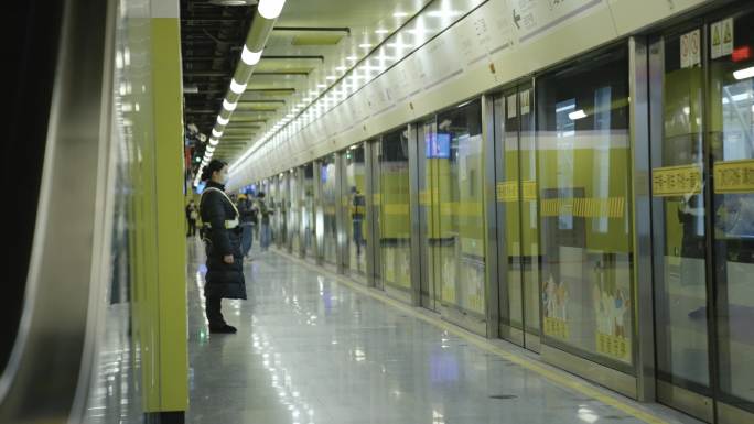 上海地铁进站候车上车