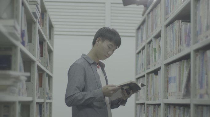 【4K灰度】男生看书书架找书图书馆查资料