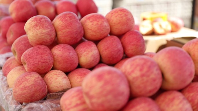 水果市场内摆放整齐的苹果