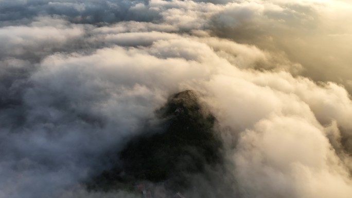 山峰云雾缭绕云海航拍雨后山上雾气森林风景