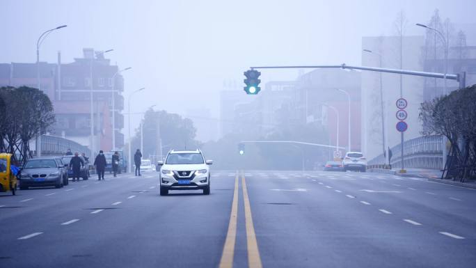 大雾天城市一角公路行人红绿灯