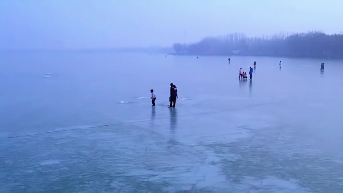 安全教育-冰面上玩耍的人群