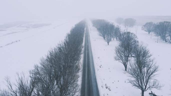 航拍公路平原风雪交加