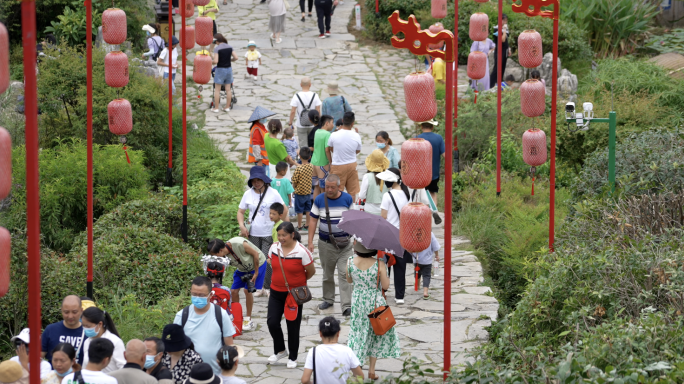 4K游览贵州青岩古镇的游客升格空镜