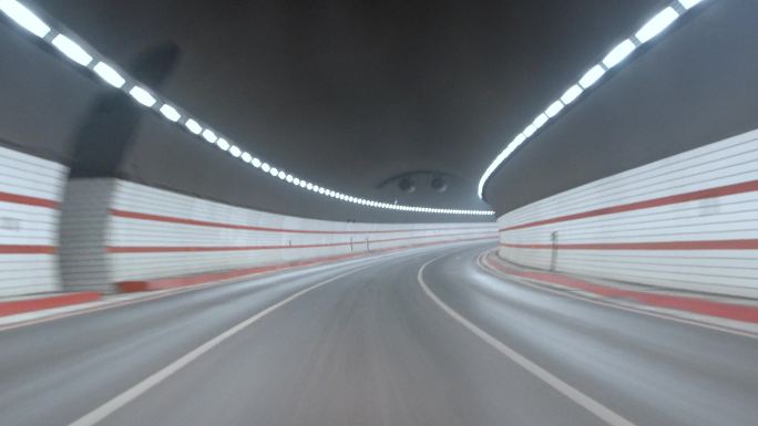 高速公路 隧道穿梭