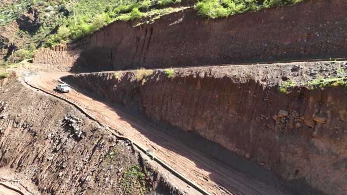 汽车行驶在崎岖陡峭山路