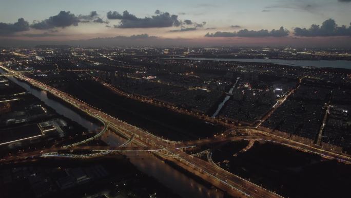 蓝调夜景下班路上