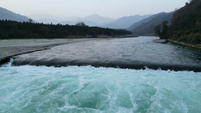 都江堰水瀑江流