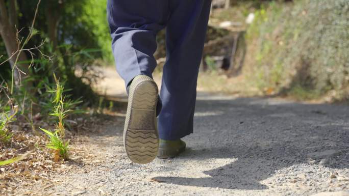 行走在乡村乡间路上