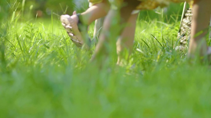草地上小孩朋友玩游戏童年治愈手指奔跑做耍