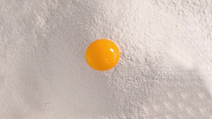 鸡蛋落在面粉上