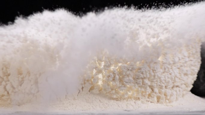 面团掉落在面粉上实拍升格素材