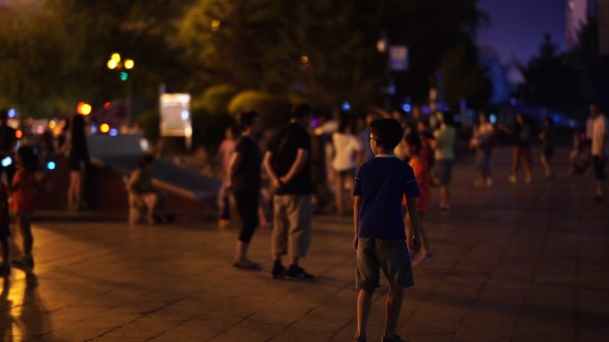 滑旱冰鞋的男孩