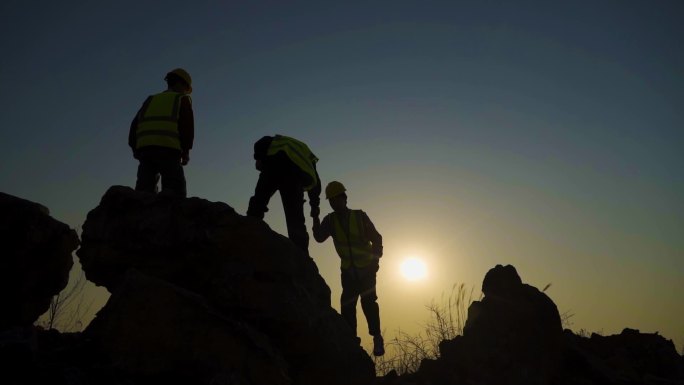 地质队道路勘探团队拉手山顶眺望安全帽探测