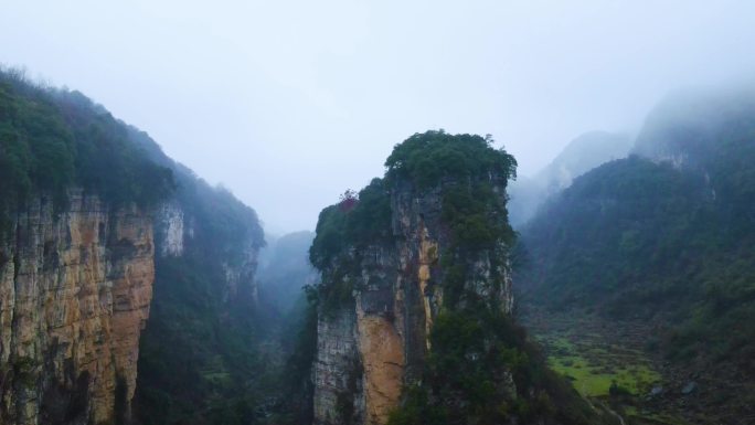 航拍云雾山间群山耸立云雾缭绕生态保护