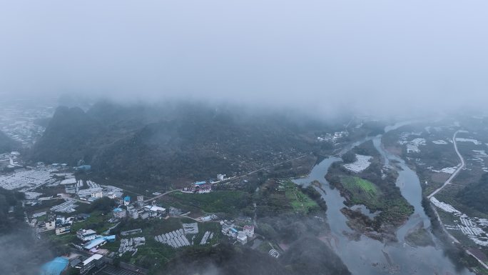 桂林荔浦雨后雾气朦胧的山峰和荔江