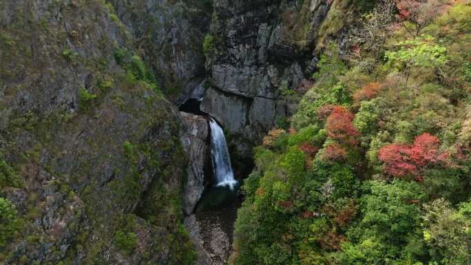 野生峡谷瀑布