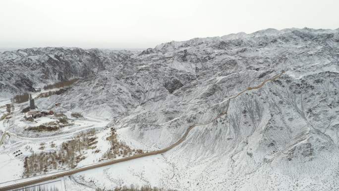 悬壁长城雪景