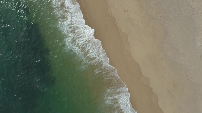 海浪沙滩海浪拍打沙滩航拍旅拍素材潮汐