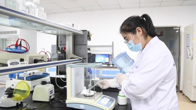 生物科技实验室技术员操作称量测量粉末设备