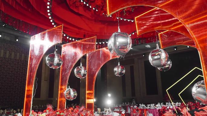 银色气球红色吊顶豪华布置