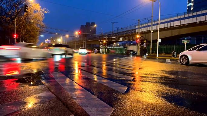 下雨天繁忙红绿灯路口延时摄影