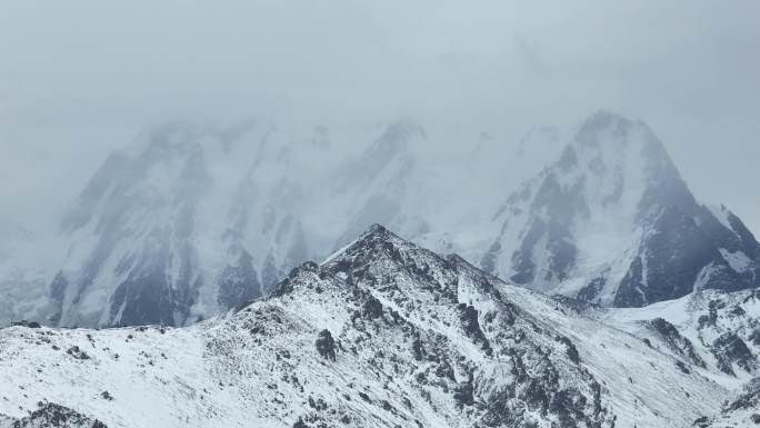 冬季隐藏在云雾中的新疆博格达峰