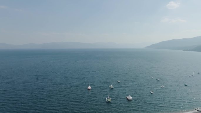 航拍4K抚仙湖海岸沙滩帆船大气唯美震撼