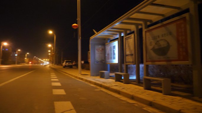 路灯下的公交站点