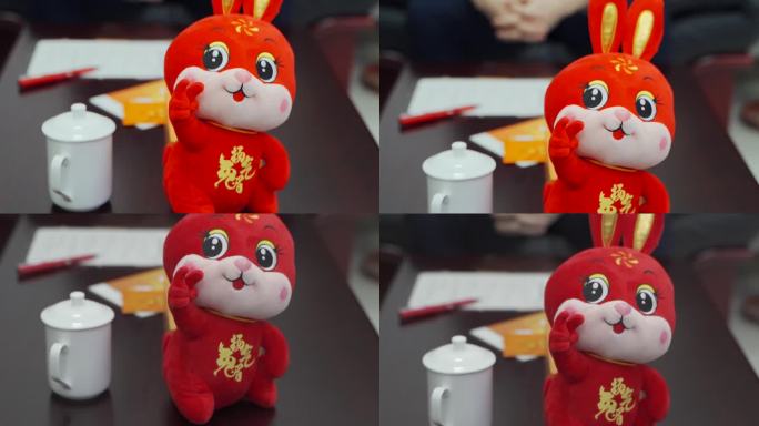 扬眉兔气卡通兔子摆件