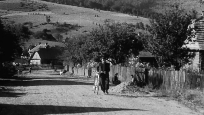 20年代匈牙利布达佩斯城市街道行人服装