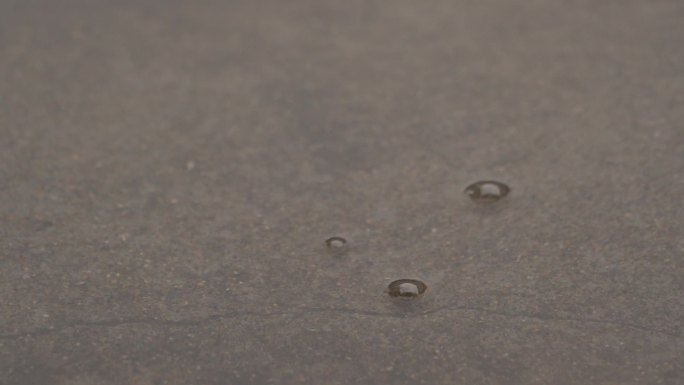 下雨天小雨落到雨水水面上形成水花水泡升格