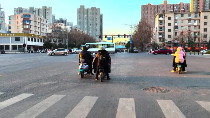 城市接头空镜骑行汽车