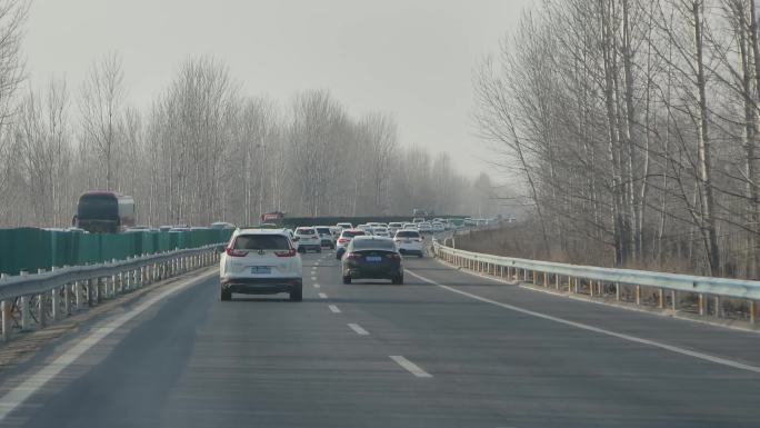 冬天汽车行驶在高速路上行驶