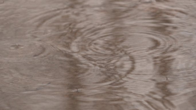 下雨天小雨落到雨水水面上形成水花4K