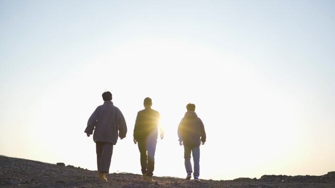 团队登山徒步前进攀登高峰张开双臂拥抱太阳