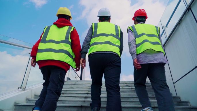 领导视察工地工人走上楼梯安全施工复工勘测