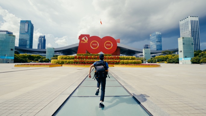 在城市奔跑的男人勇往直前