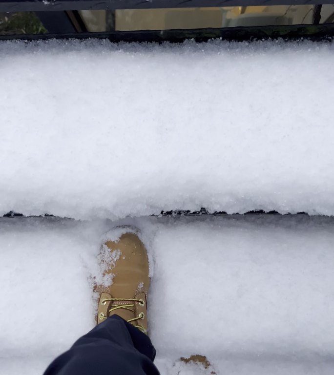 走在很厚的雪地里脚的特写竖屏