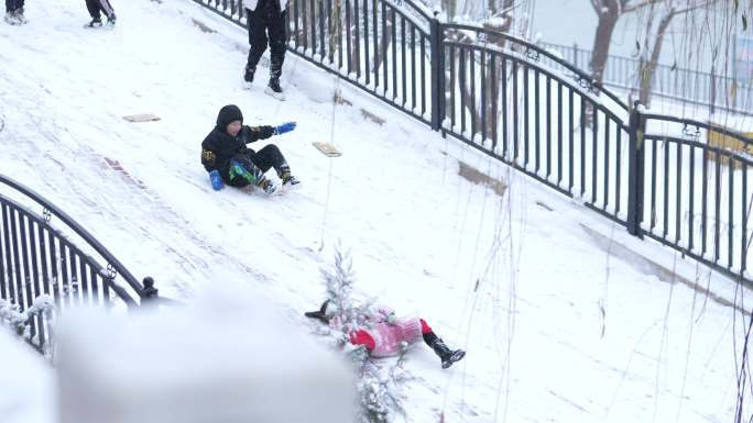 小孩玩雪
