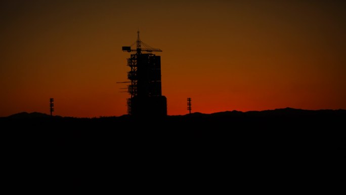 夕阳照耀下的火箭发射台