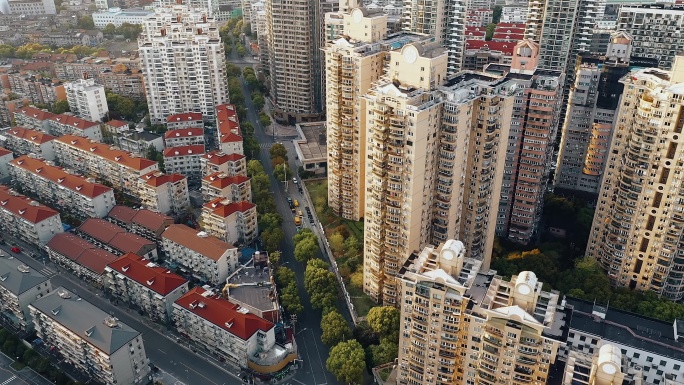 航拍上海市区空无一人的城市和街道